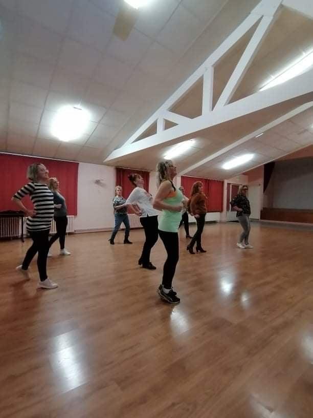 toute la troupe travaille sur des nouvelles danse pour les prochains spectacles a venir